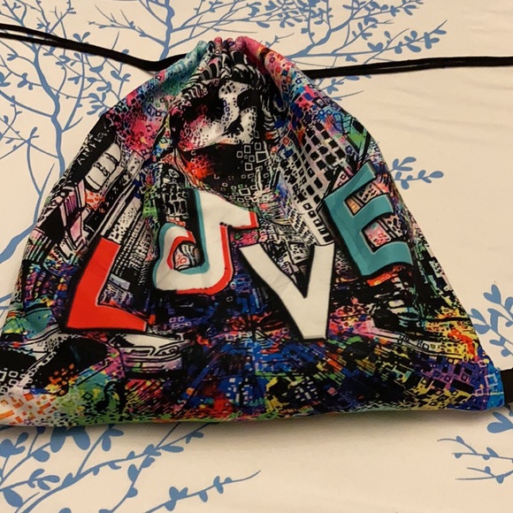 TikTok top & drawstring bag - Picture 3 of 6